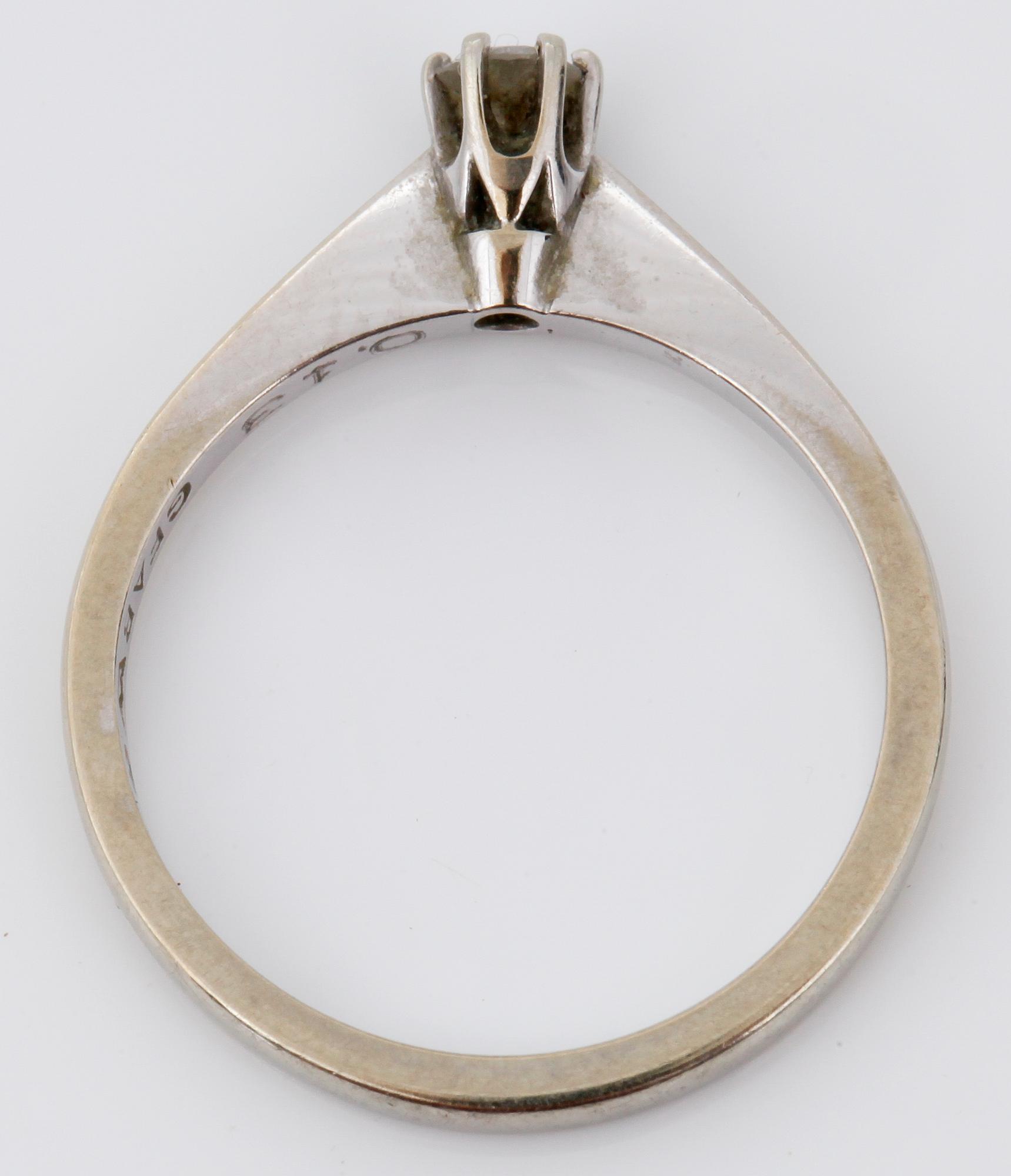 RING, 18 k vitguld med briljantslipad diamant 0,13ct enl gravyr.