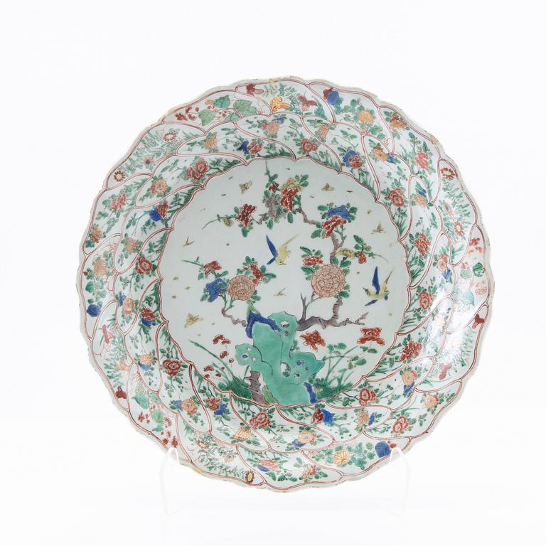 A famille verte dish, Qing dynasty, Kangxi (1662-1722).