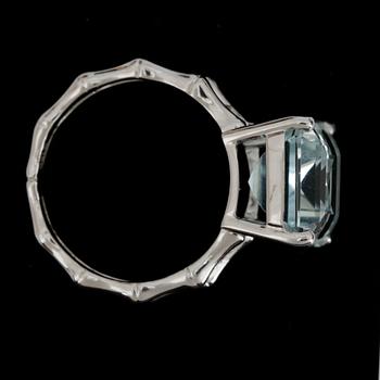 RING, 18k vitguld med trappslipad akvamarin enligt uppgift 6,7 ct samt mindre diamanter. Vikt ca 6 gram.