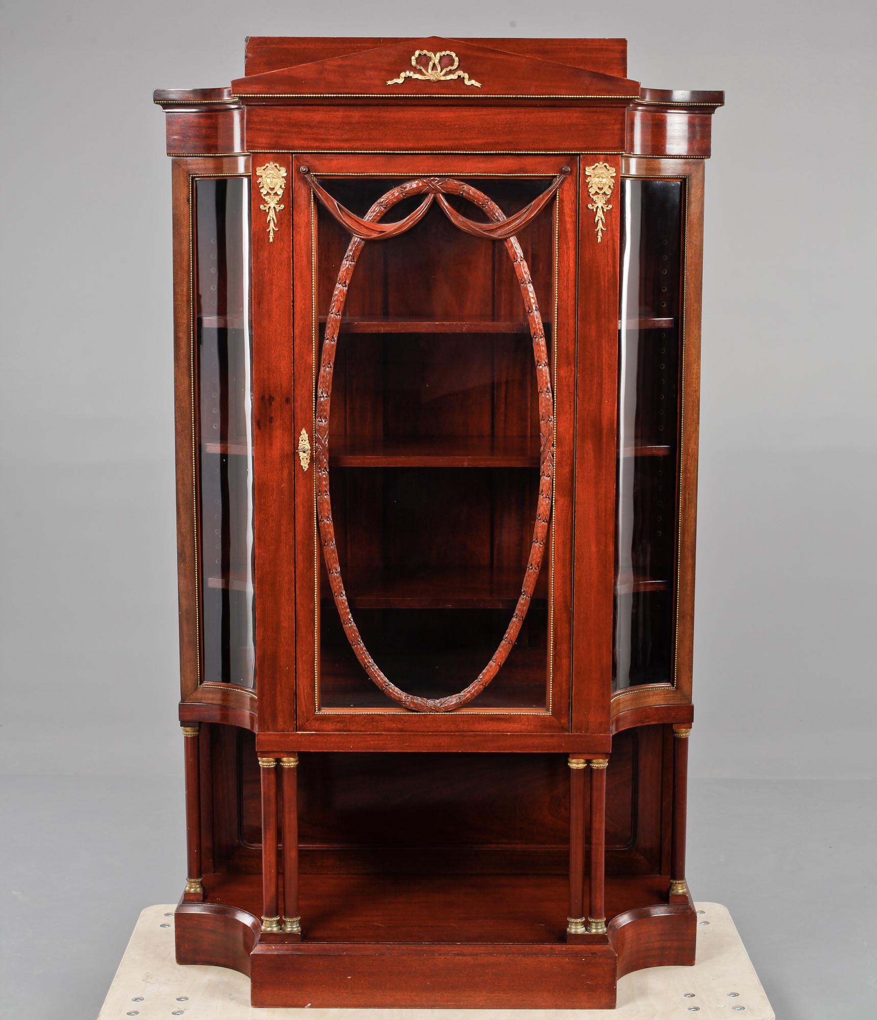 VITRINSKÅP, Christ & Quarack, Eisenbach, Tyskland, omkring 1900.