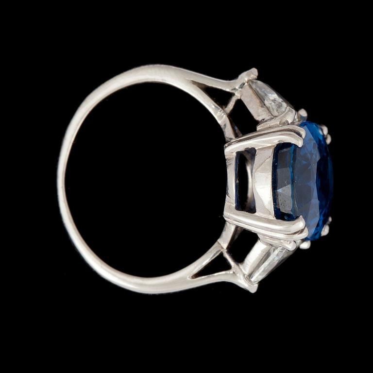 RING med obehandlad safir, 8.04 ct samt diamanter totalt ca 1.00 ct.