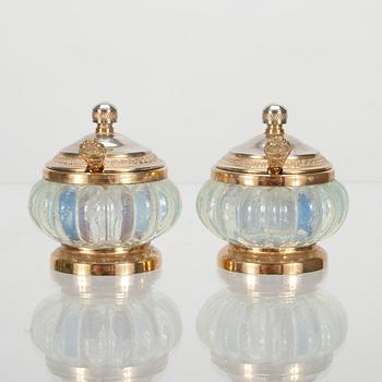 SALTKAR, ett par, lysterglas och förgylld metall, 1900-talets början.