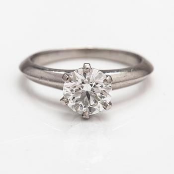 Tiffany & Co, A platinum ring with a ca. 1.08 ct. Marked Tiffany & Co, 18974568.