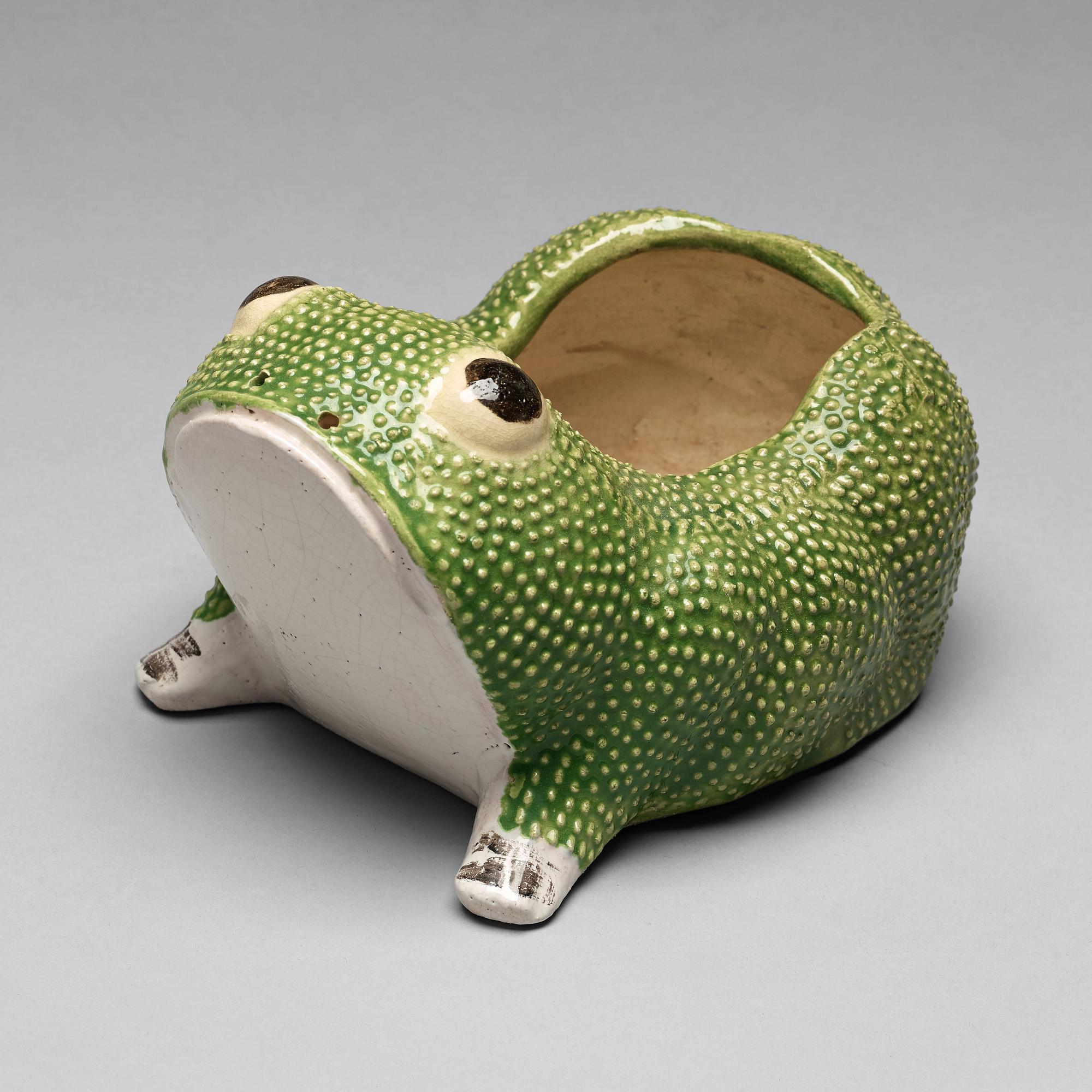 A Chinese flower pot in the shape of a frog, 20th century.