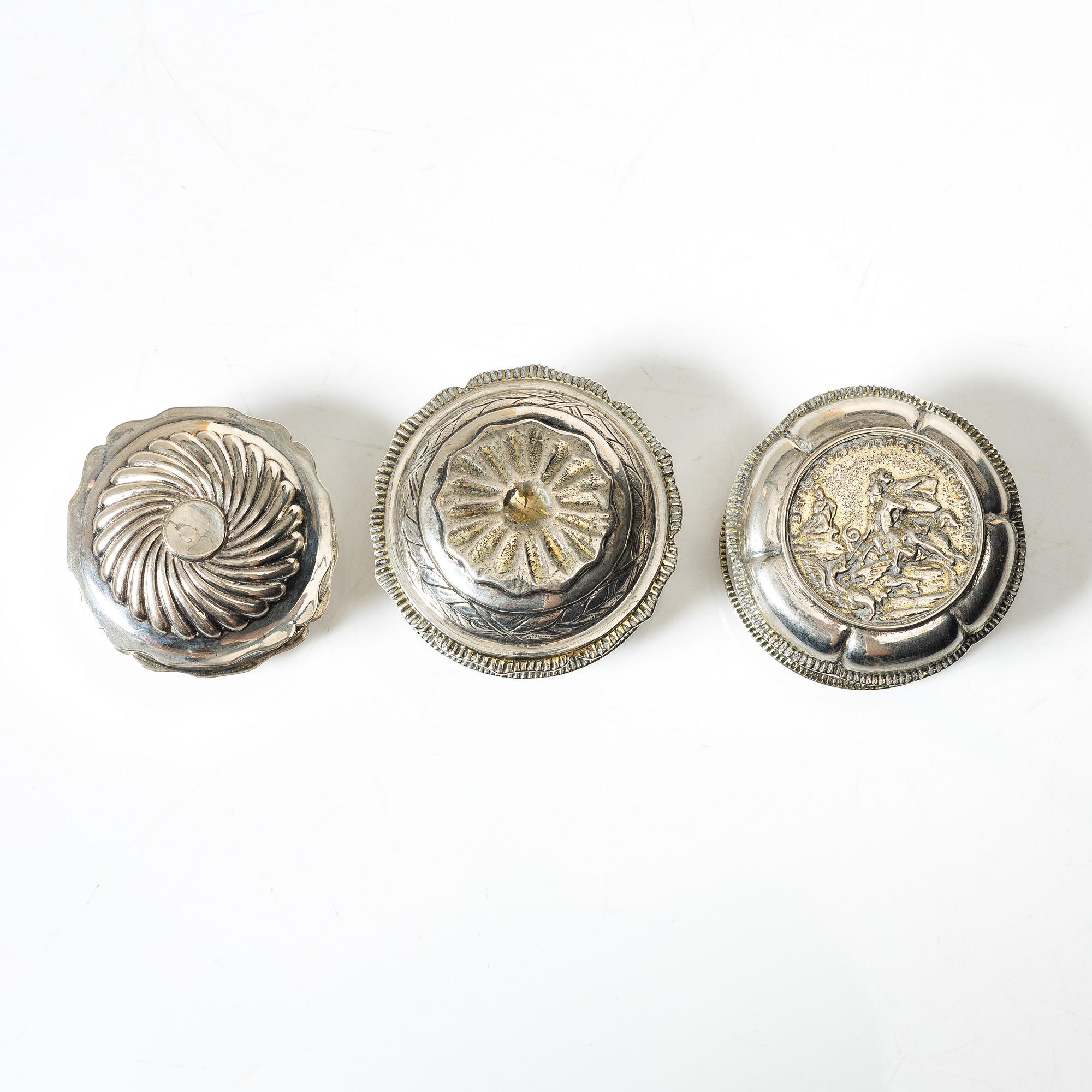 A set of three silver snuff boxes, 18th/19th century.