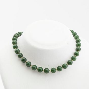 Collier, grön sten och lås i 14K guld.