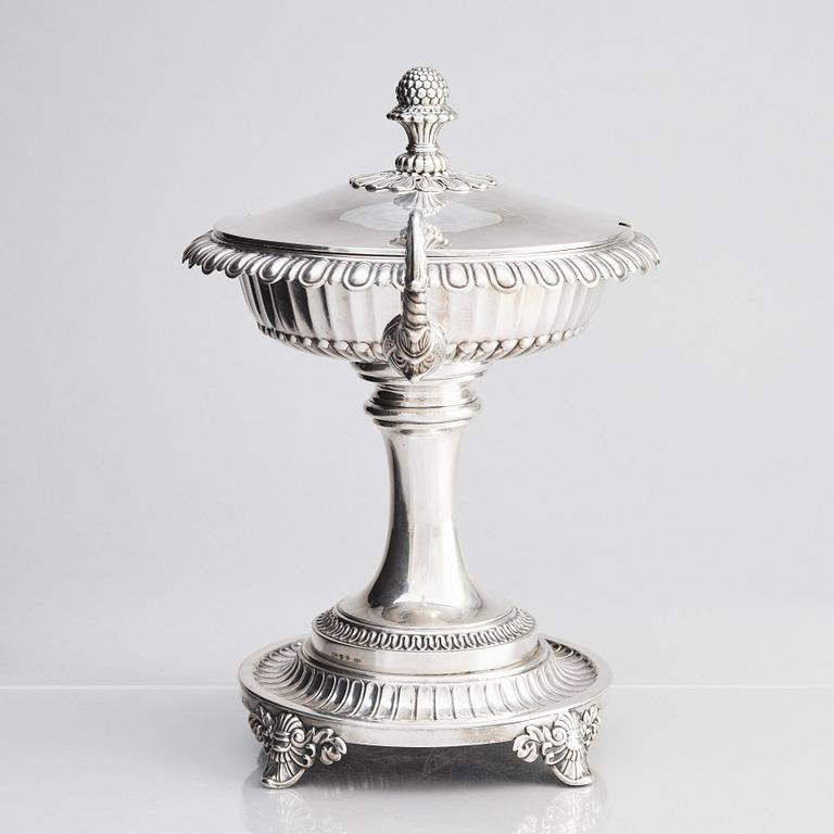 A Swedish Empire silver sugar bowl with lid, mark of Adolf Zethelius Stockholm 1833.