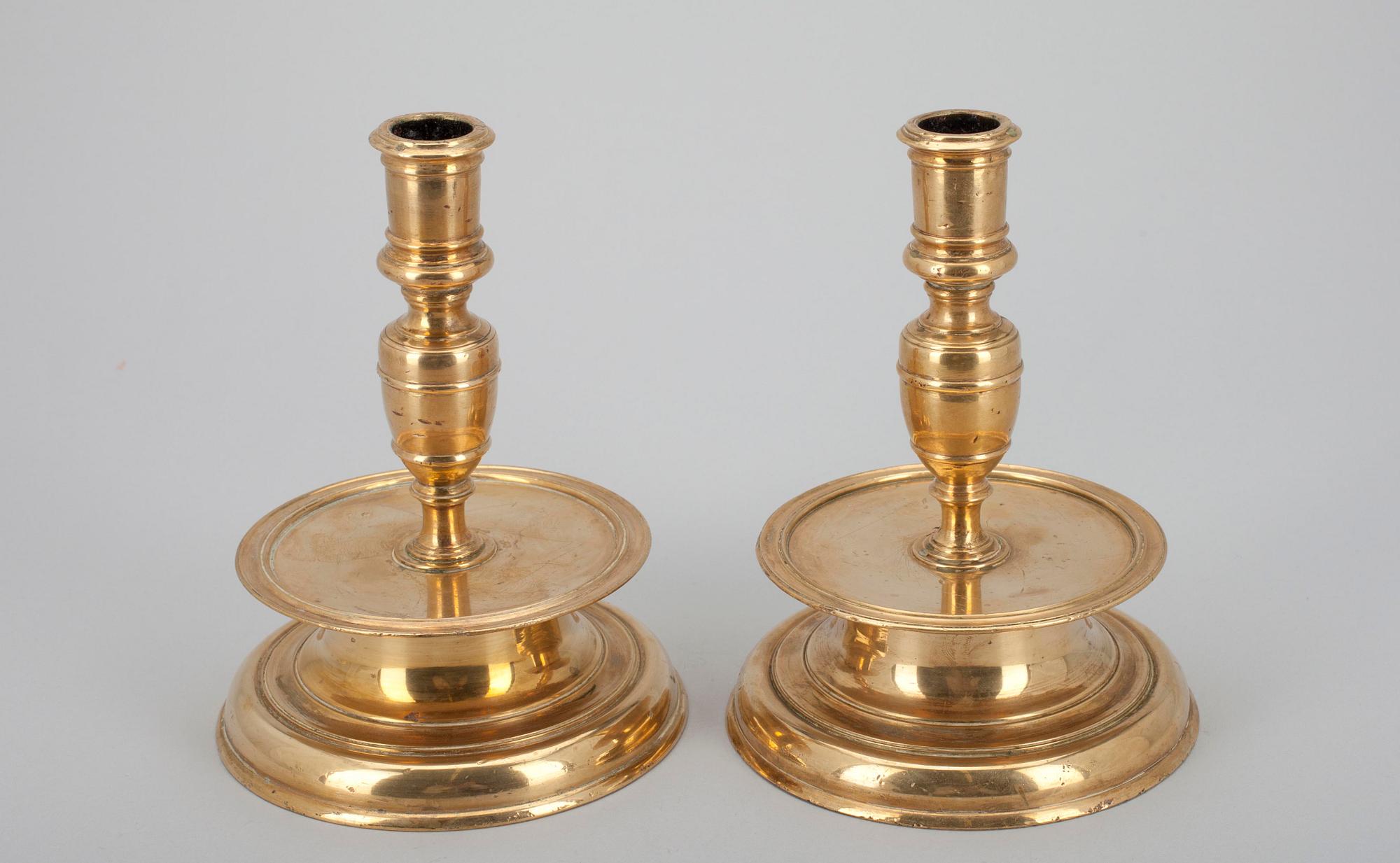 LJUSSTAKAKAR, ett par, mässing, barockstil, möjligen Flandern 1800-tal.