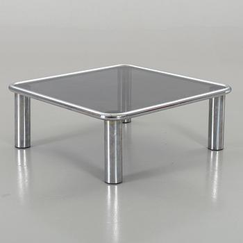 A GLASS TOP COFFEE TABLE.