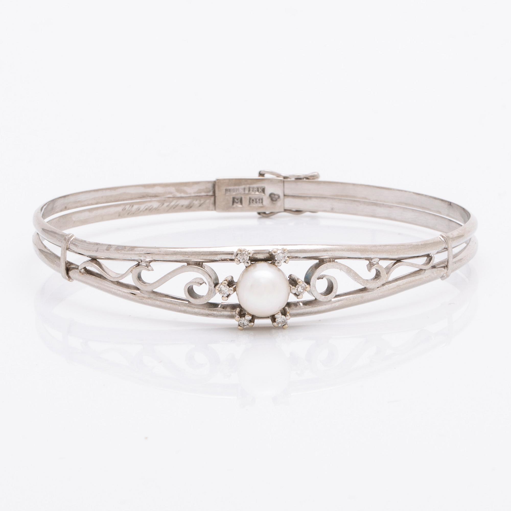 Armring 18K vitguld 1 odlad pärla ca 7,5 mm och 6 diamanter 8/8, stämplad K HIL Helge Larsson Malmö 1966, ca 16 cm.