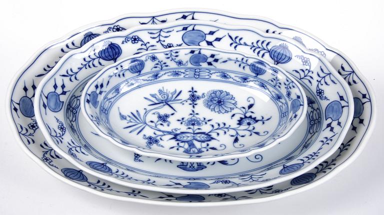 MATSERVIS, 87 delar, porslin, Meissen, lökmönstrad.