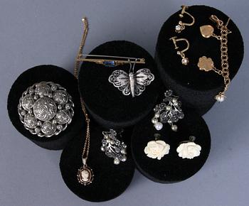 PARTI BIJOUTERIER, 9 delar, bl a guld, 18 K.