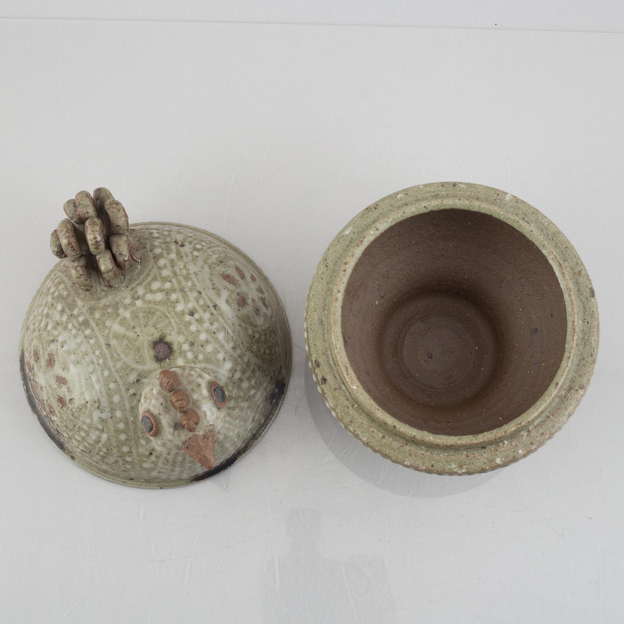 Astrid Anderberg, skål med lock, i form av höna, stengods, egen ateljé, Bornholm, Danmark.