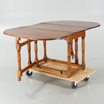 A gate-legged table, 18th/19th century.