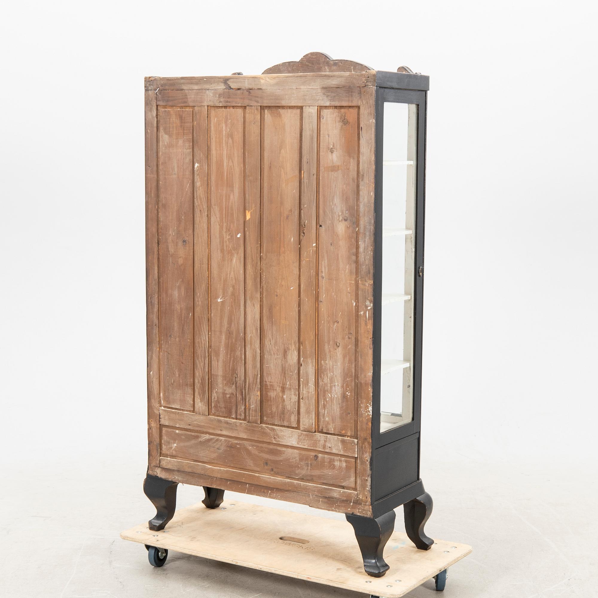 A painted display cabinet around 1900.