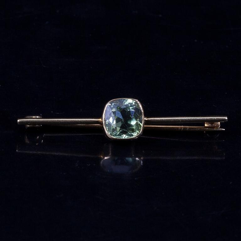 BROSCH, 18K guld med turmalin. Otydliga stämplar, 1900-talets mitt. Vikt 2,4 g.