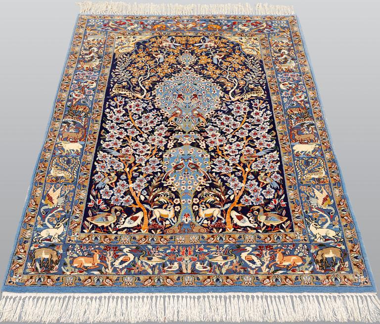 A part silk Esfahan rug, 170 x 108 cm.