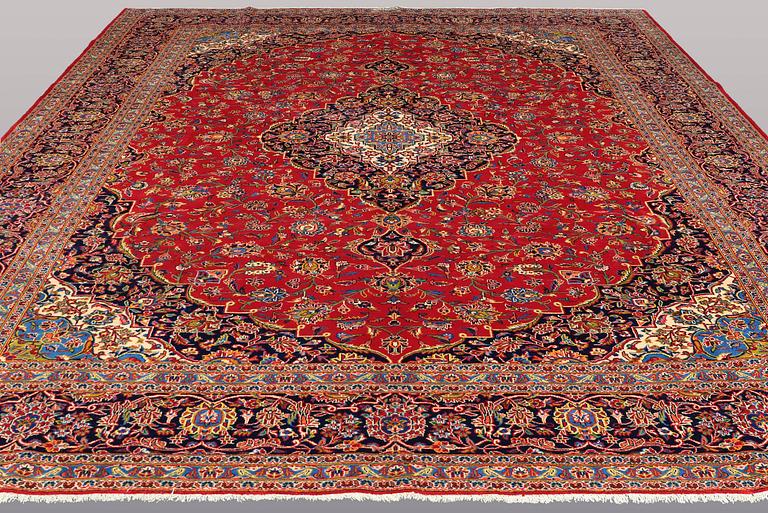 A CARPET Kashan, signed, ca 422 x 347 cm.