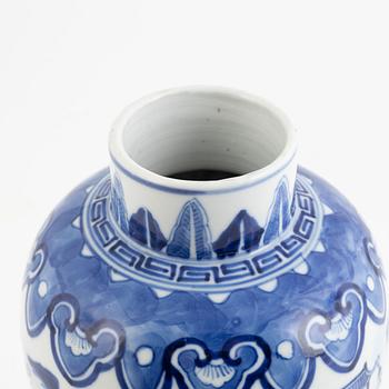 A porcelain urn, China, late Qing dynasty, 19th century.