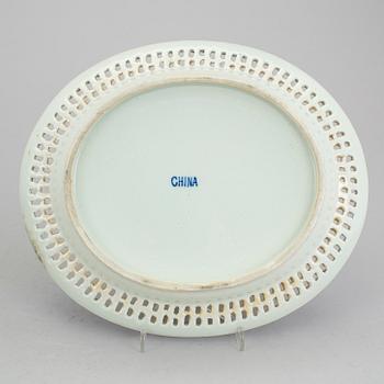 GALLERSKÅL MED FAT, porslin, Kina, tullmärkning, 1880-tal.