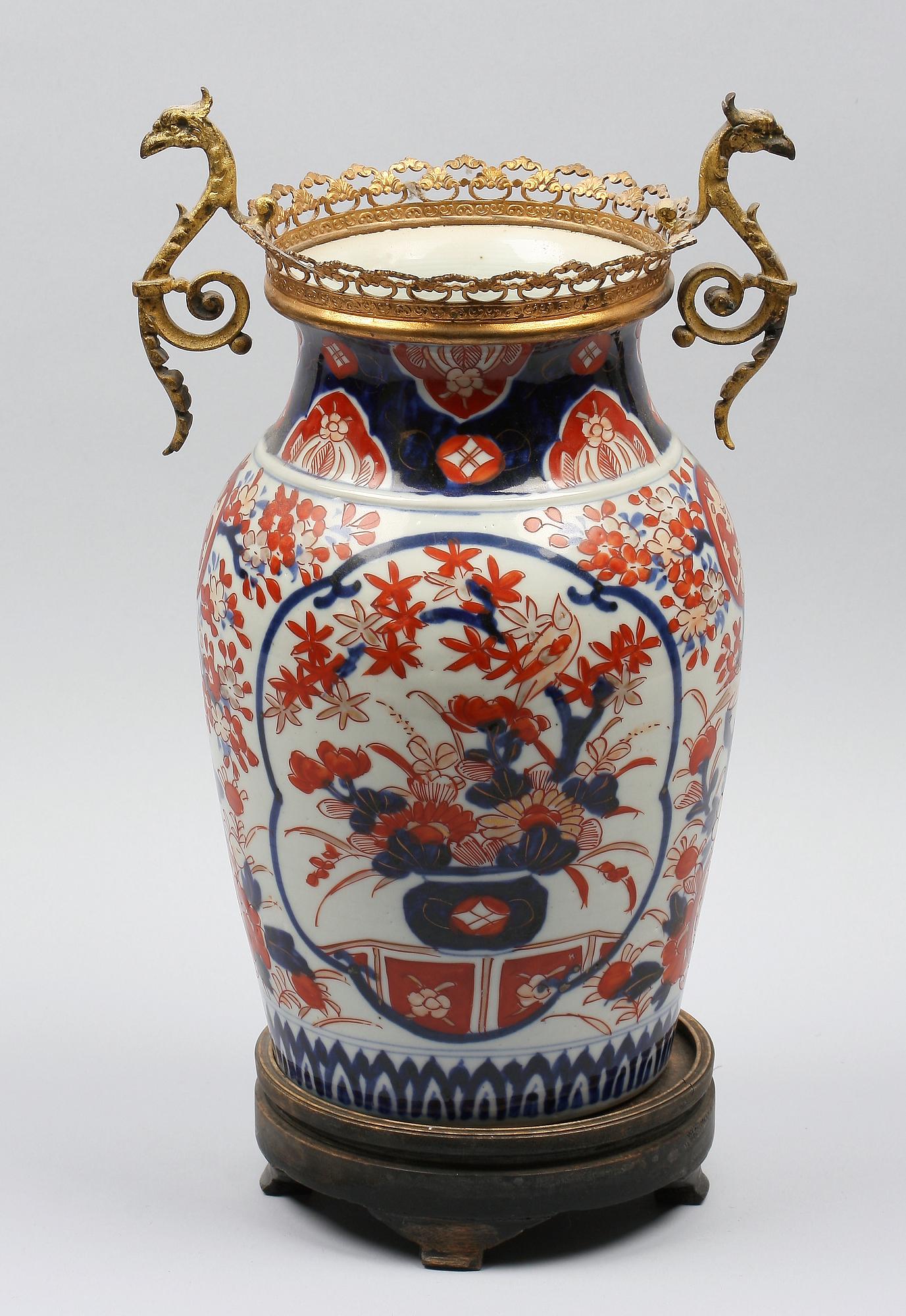 VAS, porslin och mässing, Kina, 1800-tal.