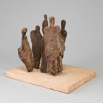 EVERT LINDFORS, skulpturgrupp, lergods, signerad under sockeln.