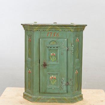 Hörnskåp, vägg, bär årtal 1756.