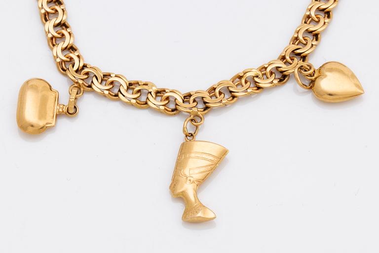 T AHLBERG & CO armband med berlocker 18K guld Stockhlom 1973, total vikt 16 gram.