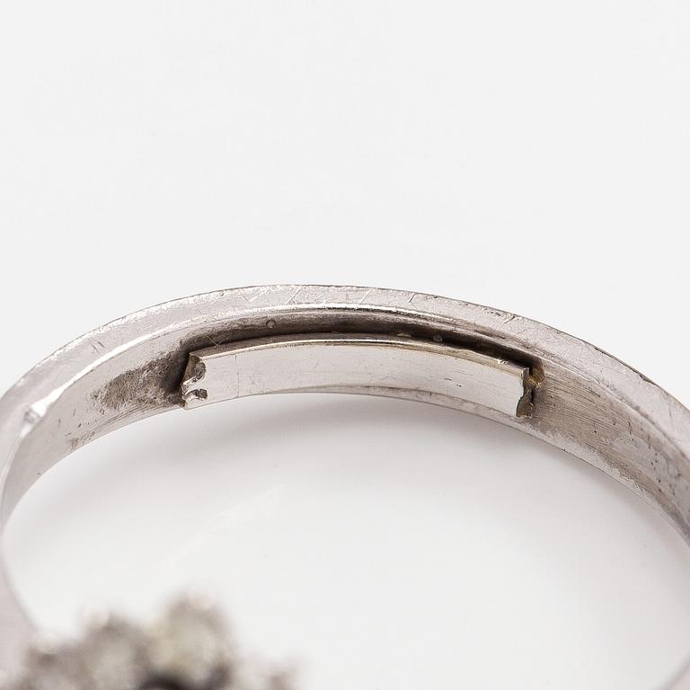 Ring, briljantslipade diamanter, platina.
