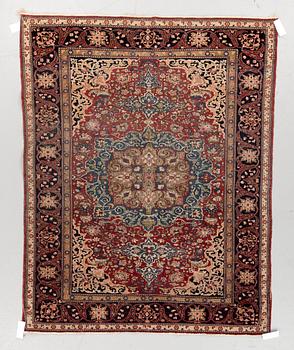 A CARPET, a semi-antique Esfahan, ca 174,5 x 143,5 cm.
