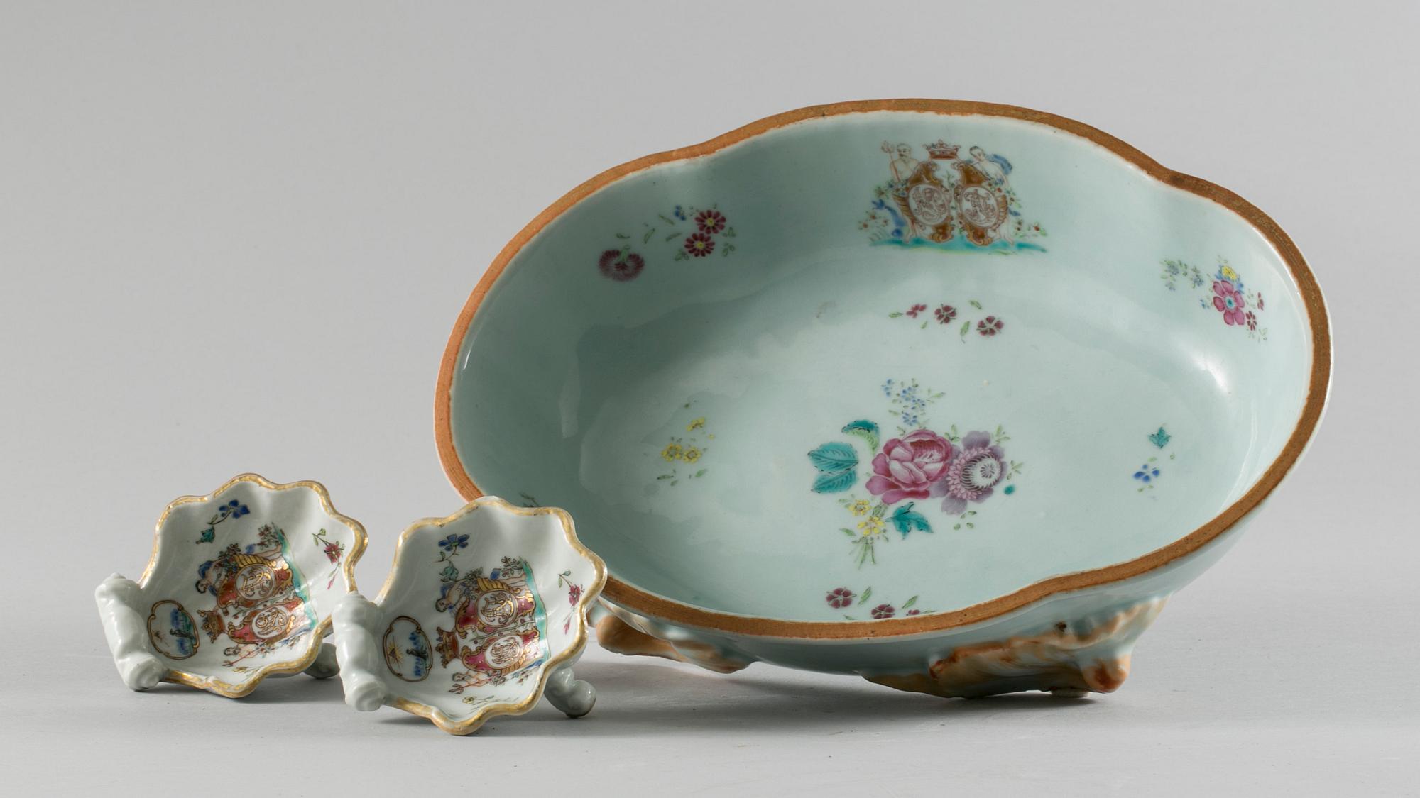 UPPLÄGGNINGSSKÅL samt SALTKAR, ett par, kompaniporslin. Qingdynastin, Qianlong (1736-95).