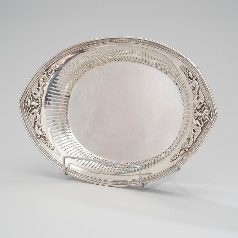 FABERGÉ LEIPÄKORI, hopeaa, Pietari 1908-1917, paino 934 g.