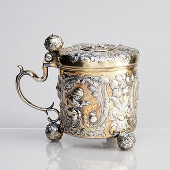 Johan Nützel, dryckeskanna, delvis förgyllt silver, Stockholm (verksam 1674-1716) före 1689. Barock.