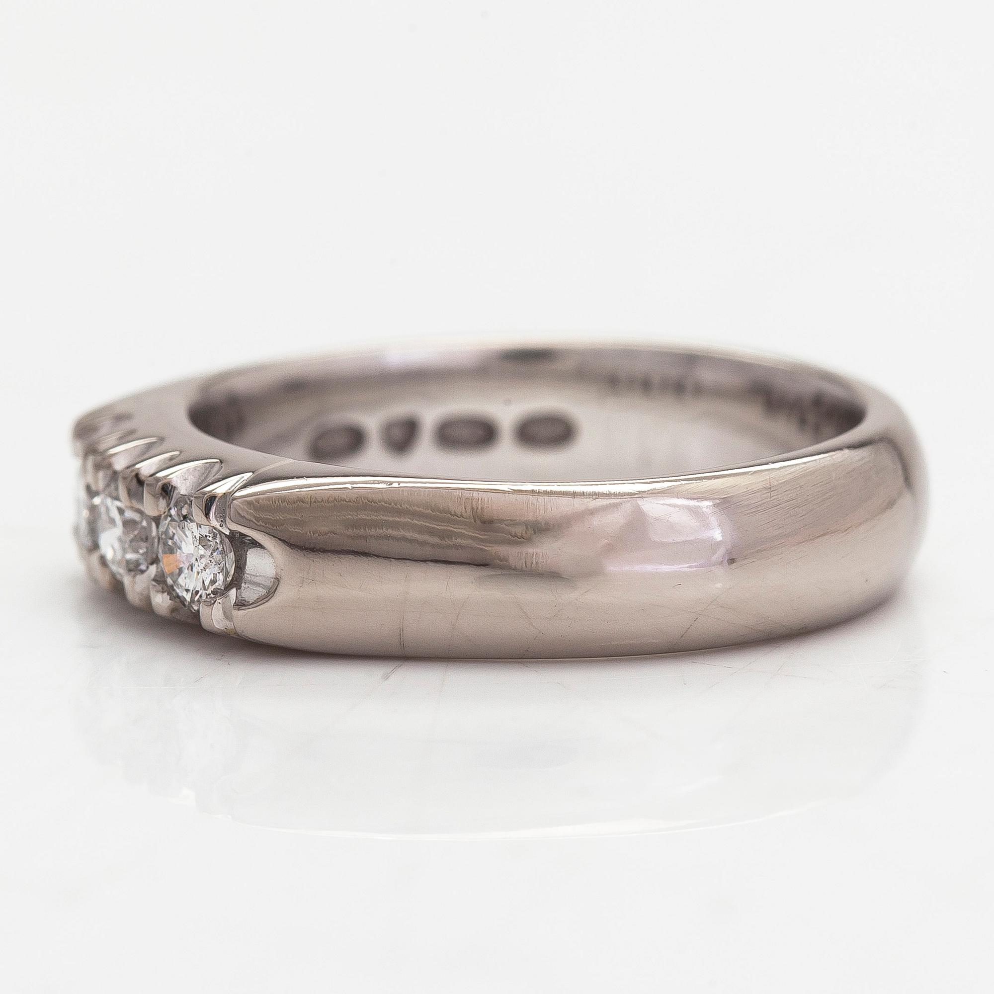 An 18K white gold ring with brilliant-cut diamonds approx. 0.30 ct in total. Finnish hallmarks, 2001.