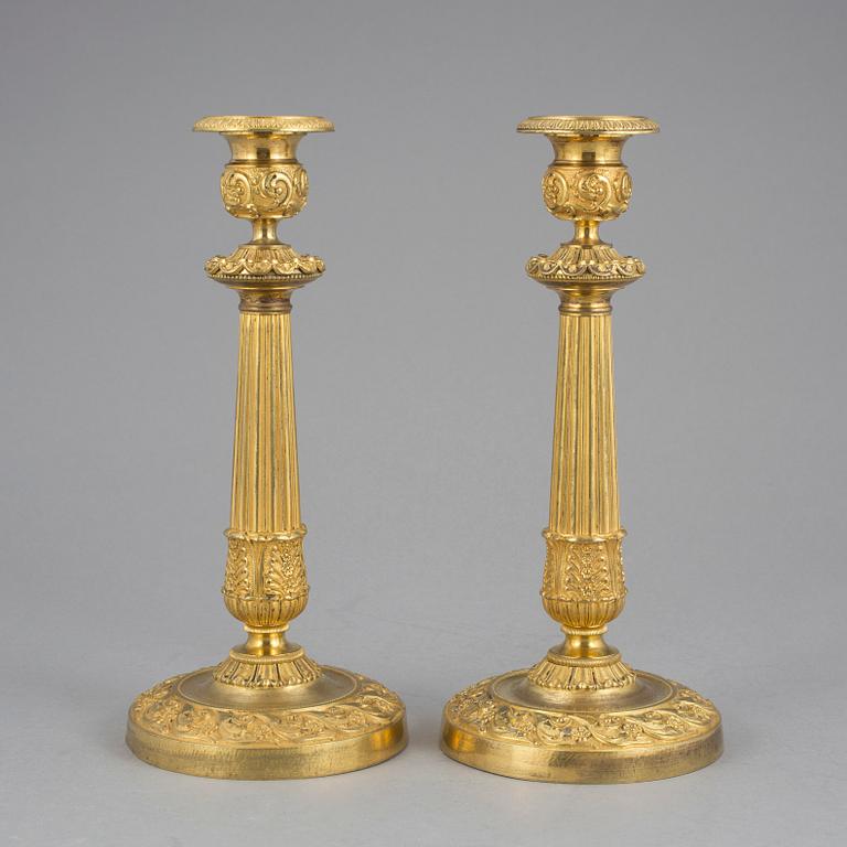 LJUSSTAKAR ett par, Senempire förgylld mässing. Frankrike, 1800-talets mitt.