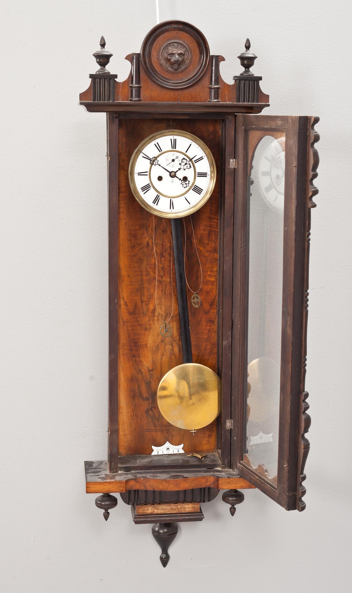 VÄGGPENDYL, nyrenässans. Omkring sekelskiftet 1800/1900.