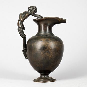FIGURIN samt KANNA, brons, 1900-tal.