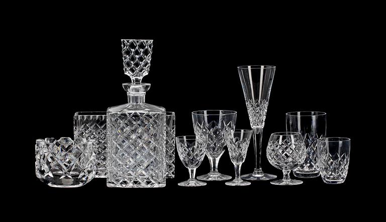 GLASSERVISDELAR, 74 st, Boda, 1900-talets andra hälft.