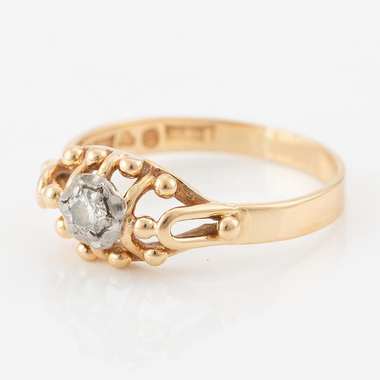 Ring in 18K gold set with a round brilliant-cut diamond.