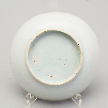 A Chinese porcelain blue and white saucer dish, Ming dynasty (1368-1644).