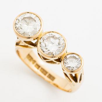 Ring, 18K guld med tre briljantslipade diamanter, totalt 2.87 ct.