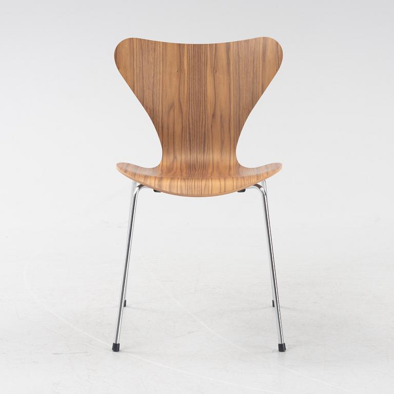 Arne Jacobsen, stol "Sjuan", Fritz Hansen, Danmark, daterad 2021.