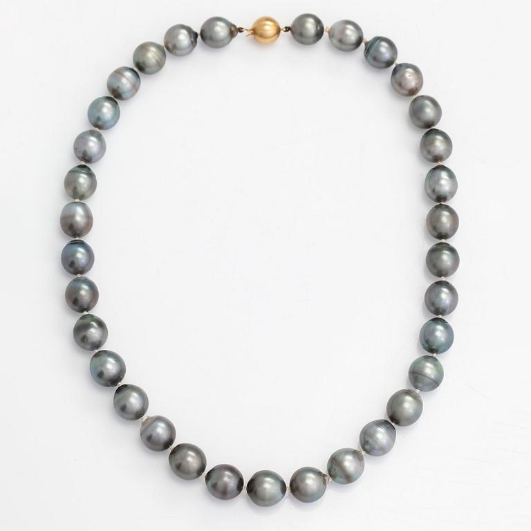 A cultured Tahiti pearl necklace, clasp in 18K gold.