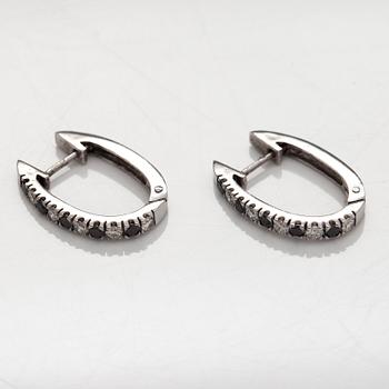 Örhängen, briljantslipade svarta och färglösa diamanter, 14K vitguld.