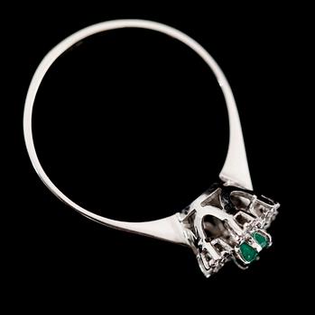 RING, 18 k vitguld, smaragd och 6 mindre briljantslipade diamanter.
