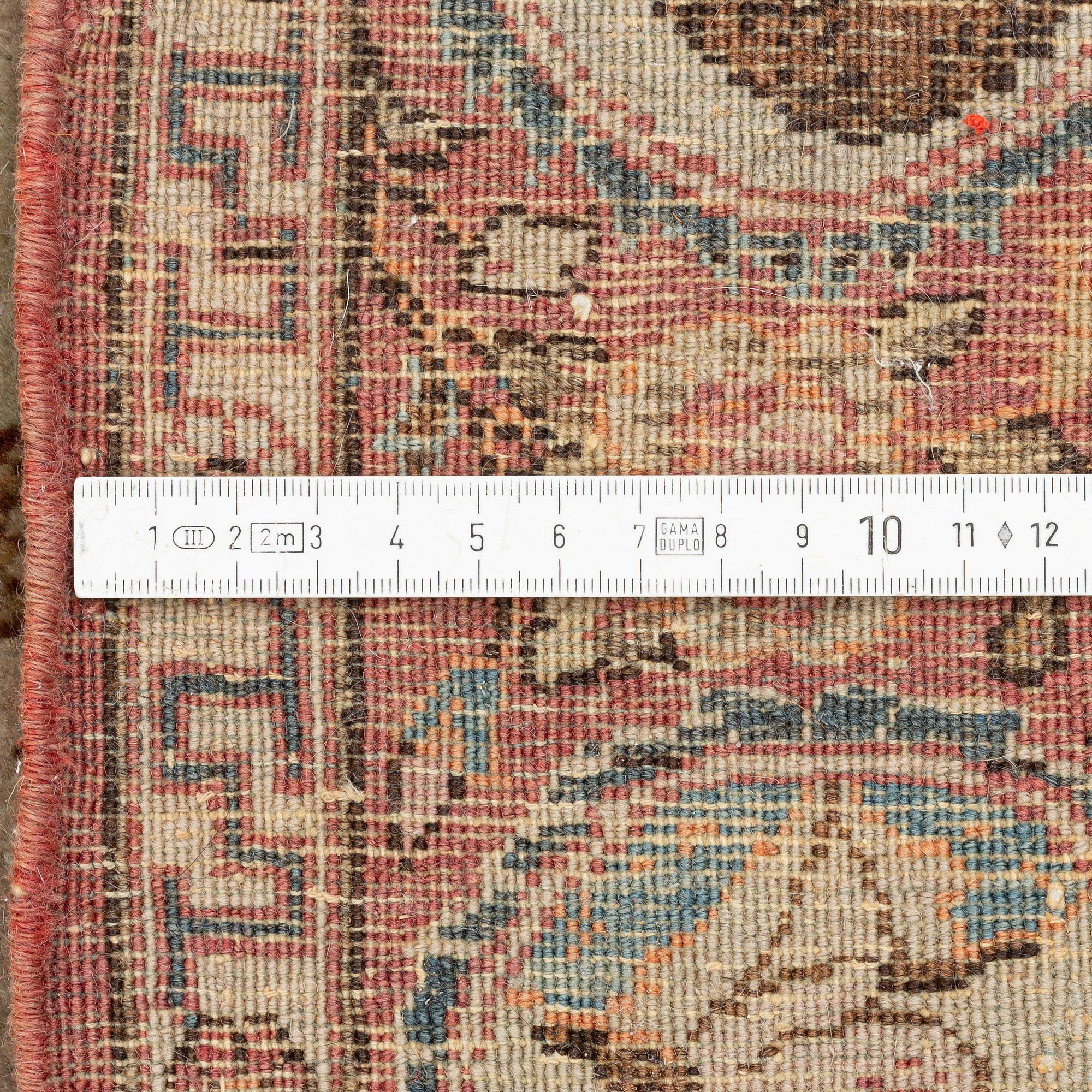 Matta, semiantik Keshan figural, ca 214,5 x 135 cm.