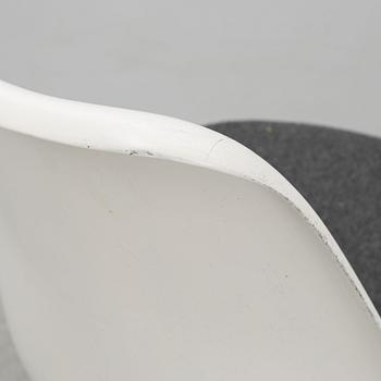 Eero Saarinen, three "Tulip" chairs, Knoll.
