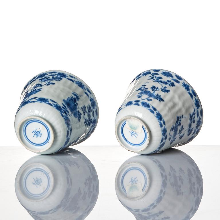 A pair of blue and white cups. Qing dynasty, Kangxi (1662-1722).