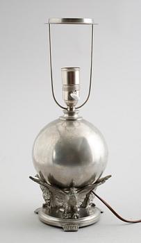 BORDSLAMPA, tenn, 1900-talets första hälft.