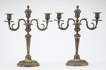 KANDELABRAR, ett par. Louis XVI-stil, 1800-talets slut.